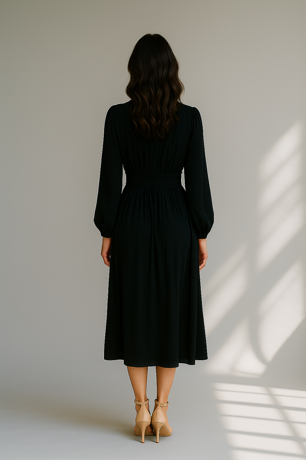 Schwarzes Midikleid mit langen Ärmeln und V-Ausschnitt