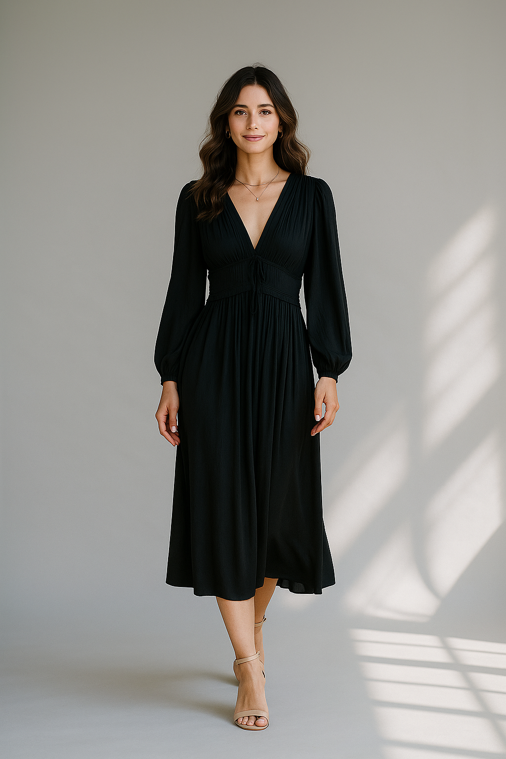 Schwarzes Midikleid mit langen Ärmeln und V-Ausschnitt