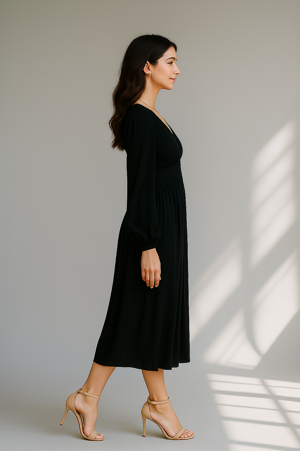 Schwarzes Midikleid mit langen Ärmeln und V-Ausschnitt